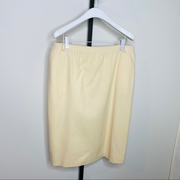 Great Vintage Cream 100% Wool Blazer & Skirt Suit - Picture 8 of 15